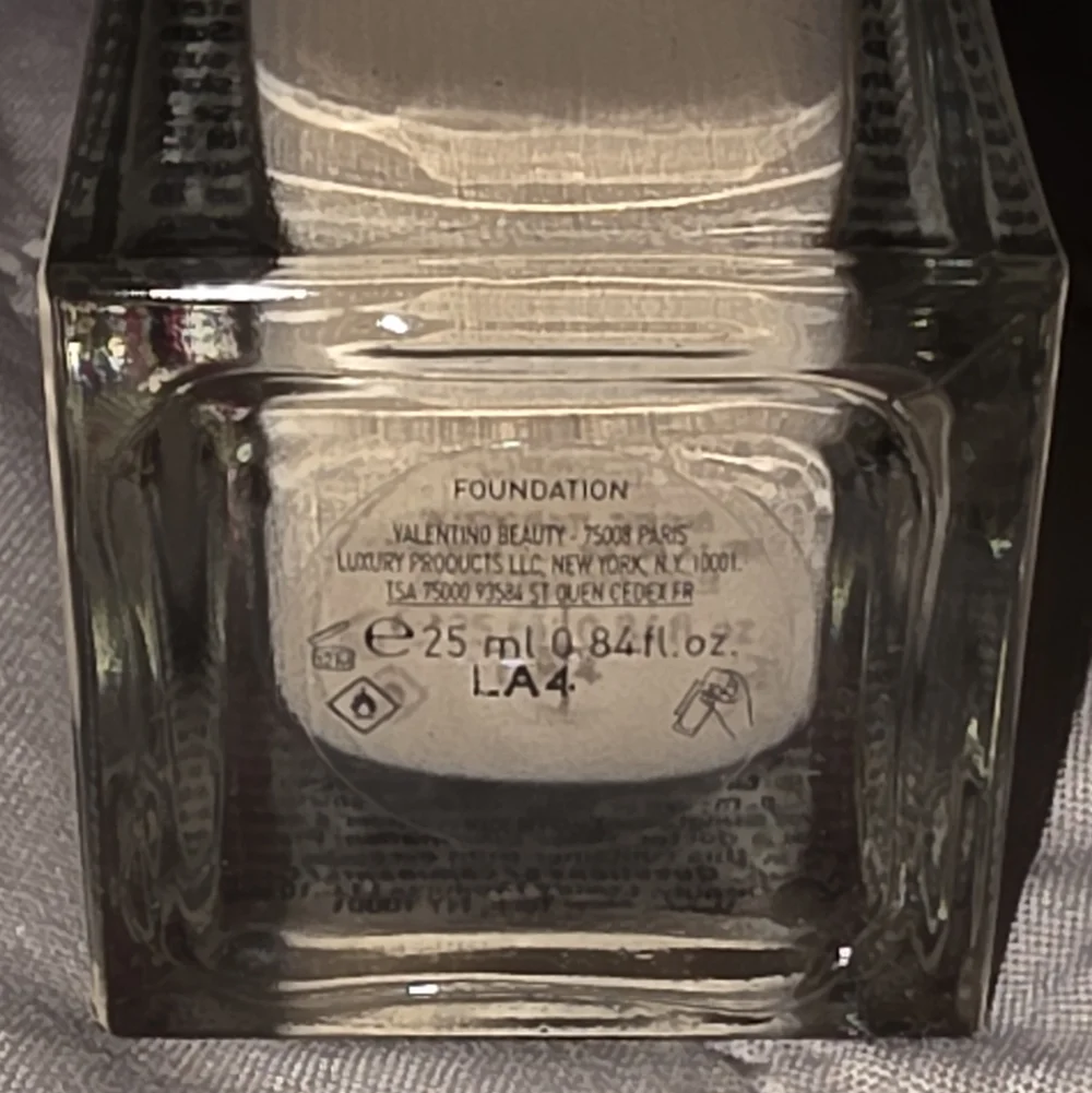 Very Valentino 24-Hour Wear Liquid Foundation - Picture 6 of 10